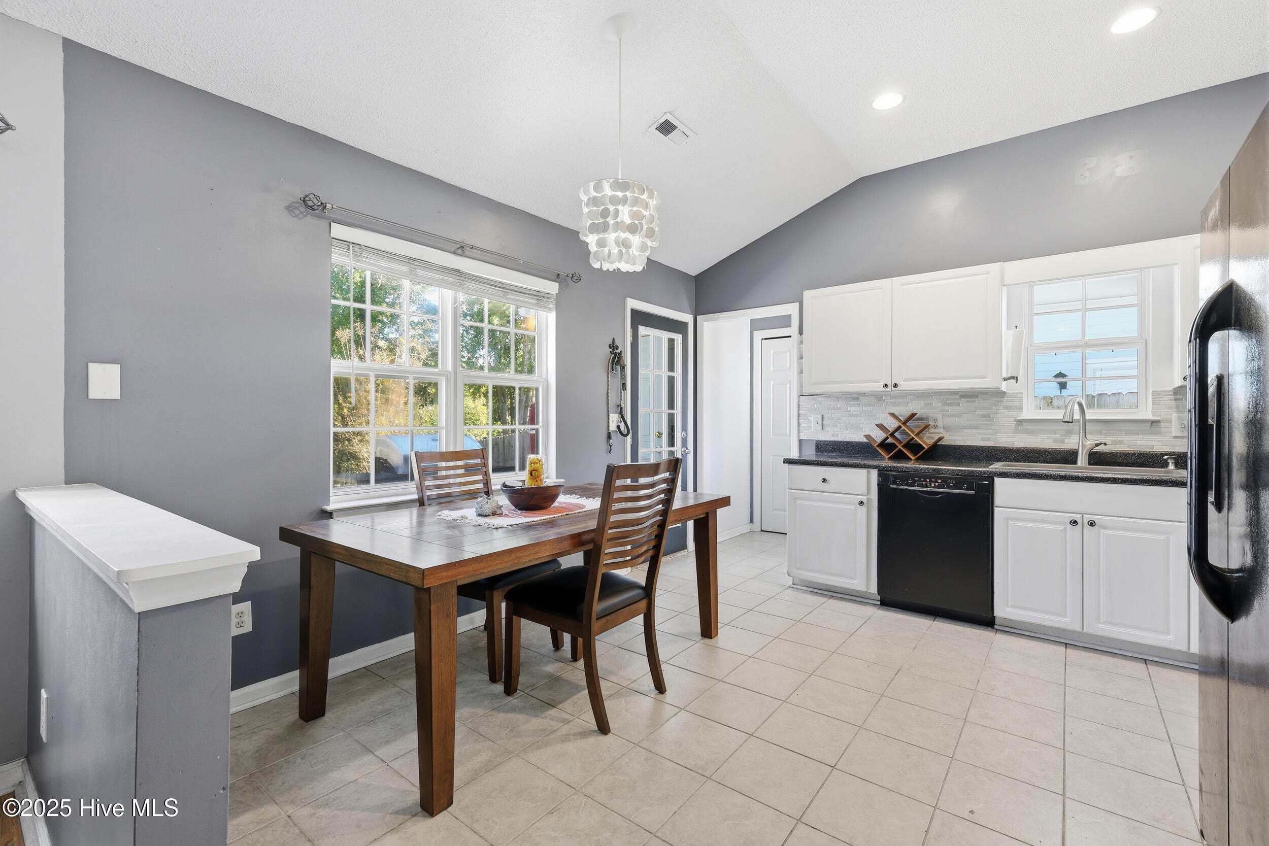 😍 BEAUTIFUL SUBTO 😍 in WILMINGTON NC 📍 Near CAROLINA BEACH 🏖️ VACATION STYLE HOME, TURNKEY 🔑 No Credit Check Needed!! 🚫 NO PMT TIL AUGUST 💪 - photo 20