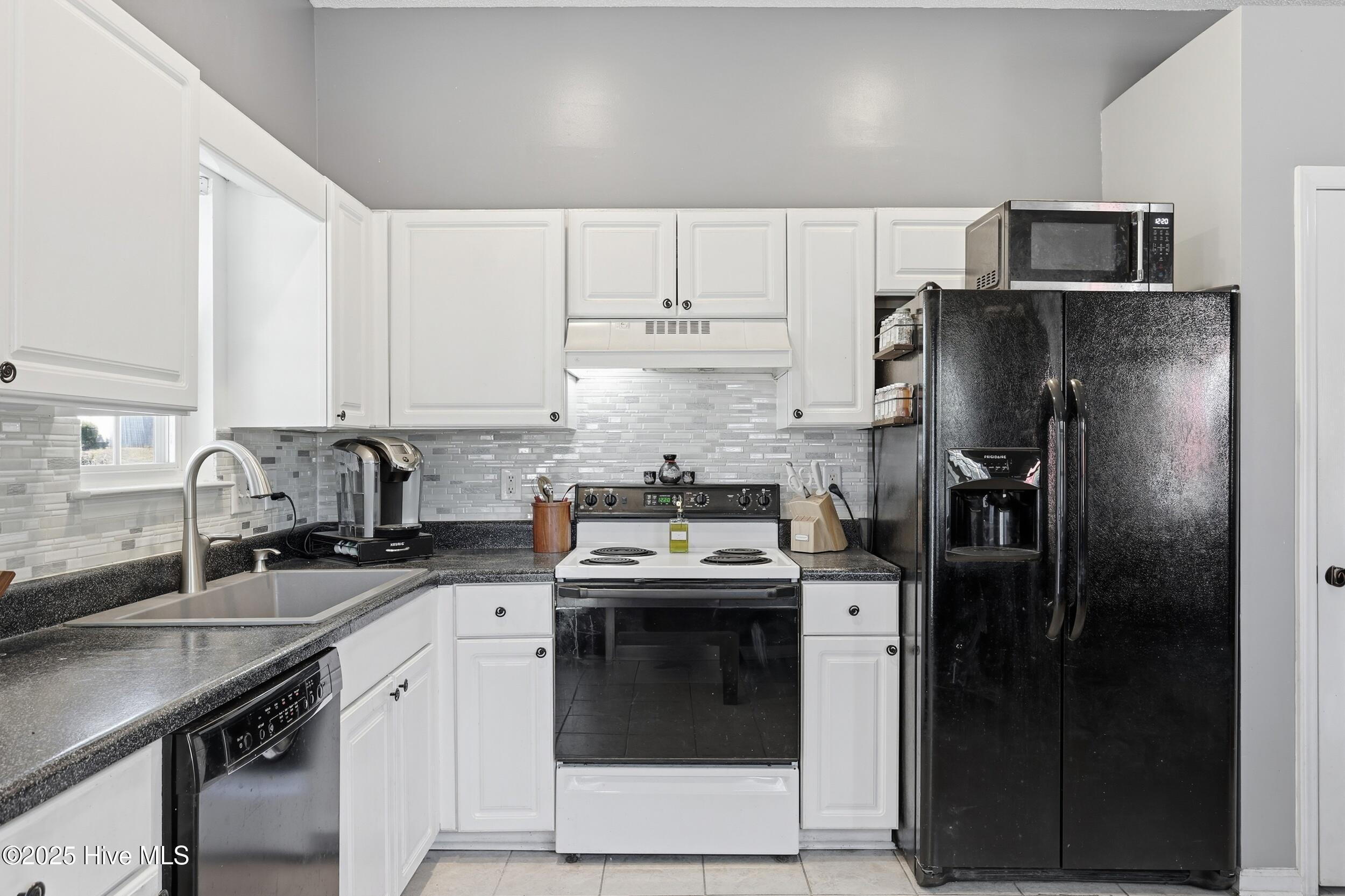 😍 BEAUTIFUL SUBTO 😍 in WILMINGTON NC 📍 Near CAROLINA BEACH 🏖️ VACATION STYLE HOME, TURNKEY 🔑 No Credit Check Needed!! 🚫 NO PMT TIL AUGUST 💪 - photo 18