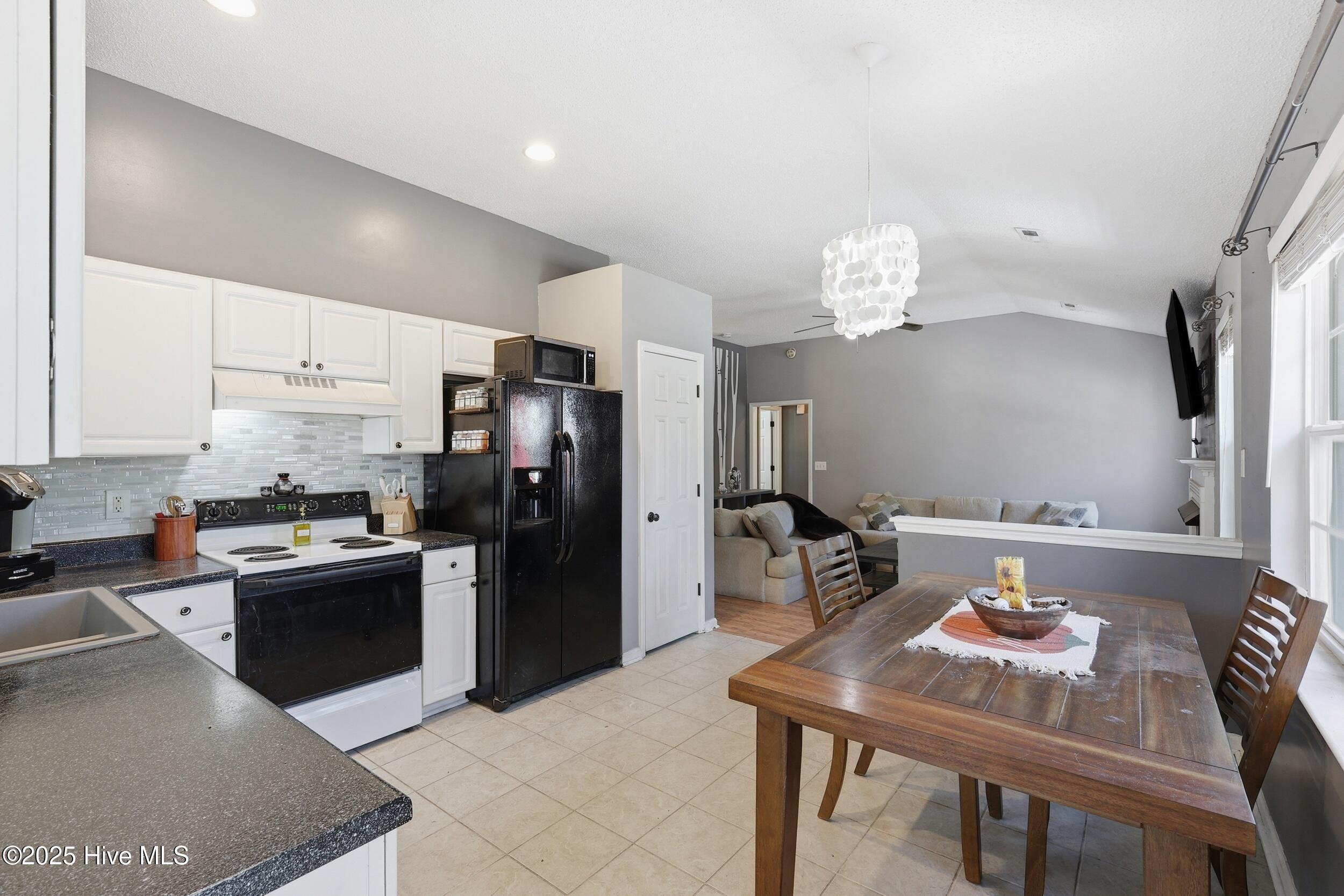 😍 BEAUTIFUL SUBTO 😍 in WILMINGTON NC 📍 Near CAROLINA BEACH 🏖️ VACATION STYLE HOME, TURNKEY 🔑 No Credit Check Needed!! 🚫 NO PMT TIL AUGUST 💪 - photo 17