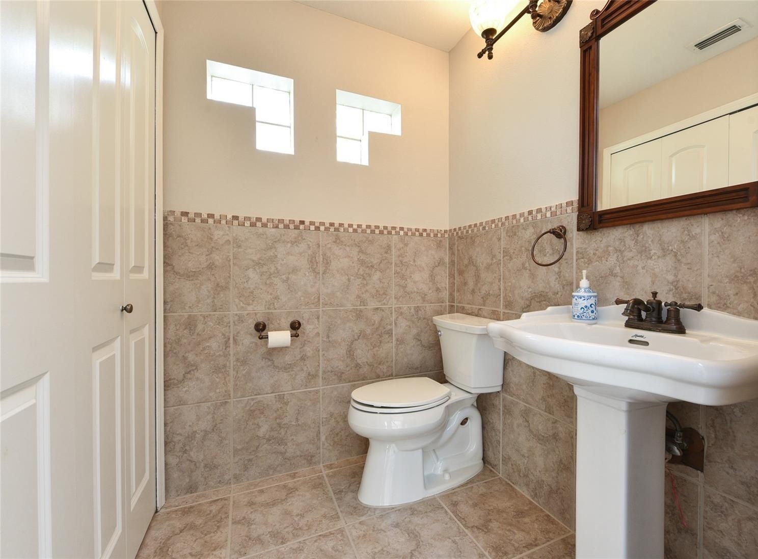 ๐
Pond View 3 Bed Subto in Orlando FL ๐ Minutes to UCF ๐งณ MTR Up to $4,400/mo ๐ฐ Only 9% Down โ NO Pre-approval or Credit Check - photo 7
