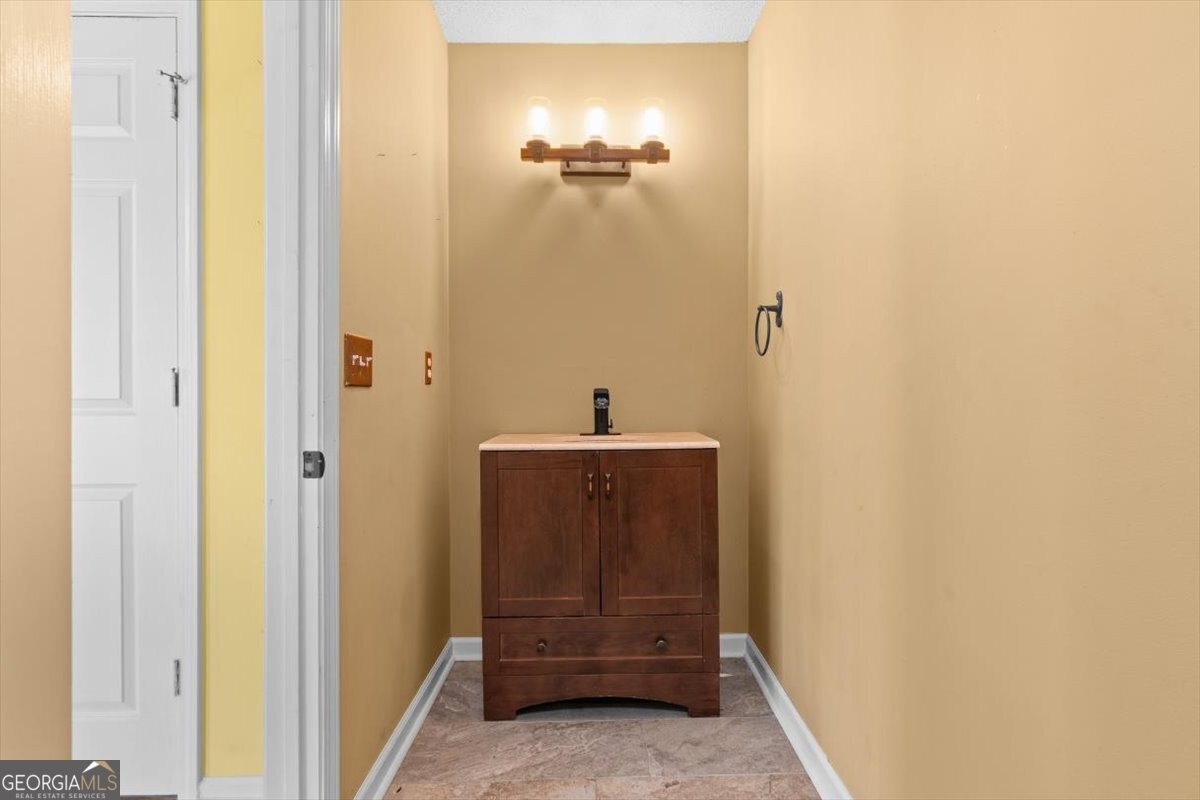 ๐ฅ Subject-To Deal in Dallas GA ๐ฅ๐ฅ Locked 4.99% Rate ๐ Only $35k to Step In ๐ต 5 Bed / 3.5 Bath + Pool + Outdoor Kitchen ๐ NO Pre-approval or Credit Check ๐ซ - photo 15