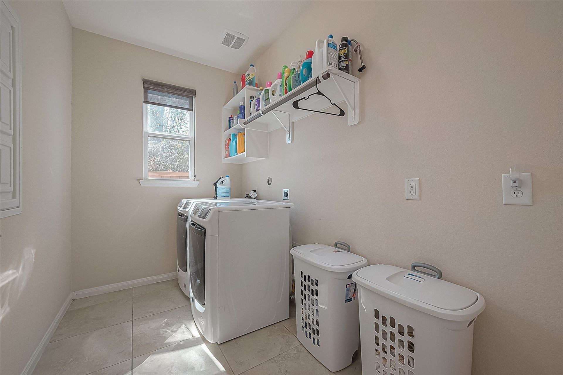 ๐ฅ Subject-To Stunner in Spring TX ๐ฅ๐ฅ Massive 5 Bed / 5 Bath, 3,950 sqft 2014 Build ๐ก Locked-In 4.75% CRAZY RATE ๐ Just $40k Down! ๐ต Built-In Equity, No Bank Qualifying ๐ซ - photo 11